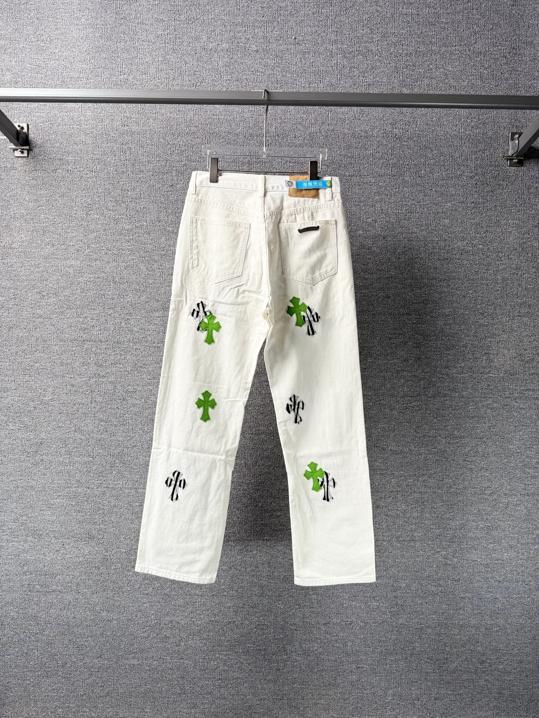 P230 💰 (Top version) Chrome Hearts/Chrome Hearts Classic white and green series colored leather cross washed color cloth unisex denim trousers Vibe style straight stacked god-level version Carbon fine bias denim color cloth Old vintage complete set of hardware - Chrome Hearts white cow series The high version uses high-ounce customized fabrics, fermentation washing and soft color fixation, soft and thick to wear. The details are all produced by hand-polished craftsmanship. All-over printed jacquard fabric Unique design style. Through multiple processes to create a full retro feel. Unique niche non-contrast shirt. Customized distressed spray-painted buttons. Craftsmanship in every detail. Color: white and green. Size: 28-30-32-34 (corresponding to S-M-L-XL)